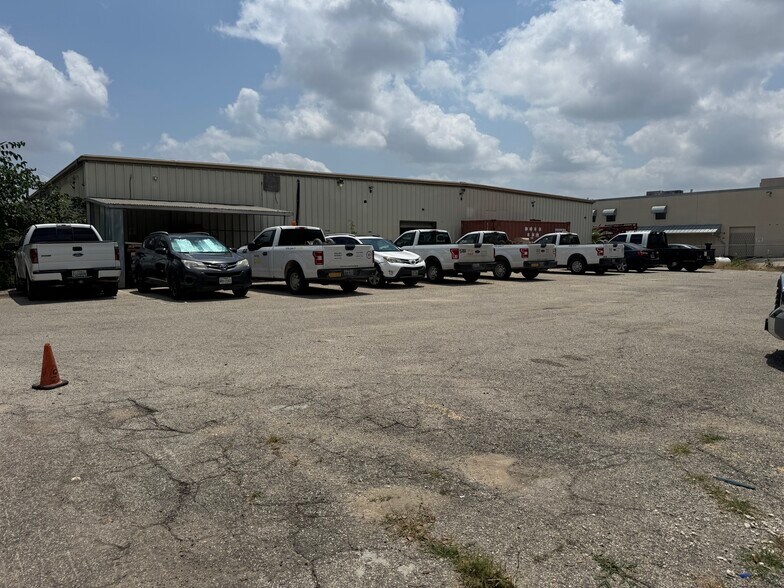 More Photos Of 3 Burwood Ln, San Antonio Warehouse For Sale