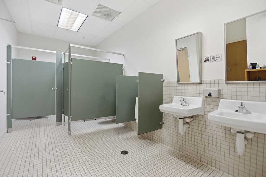 More Photos Of 678 Andover St, Lawrence Light Manufacturing For Lease