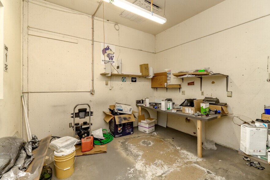 More Photos Of 3838 S Warner St, Tacoma Flex For Lease