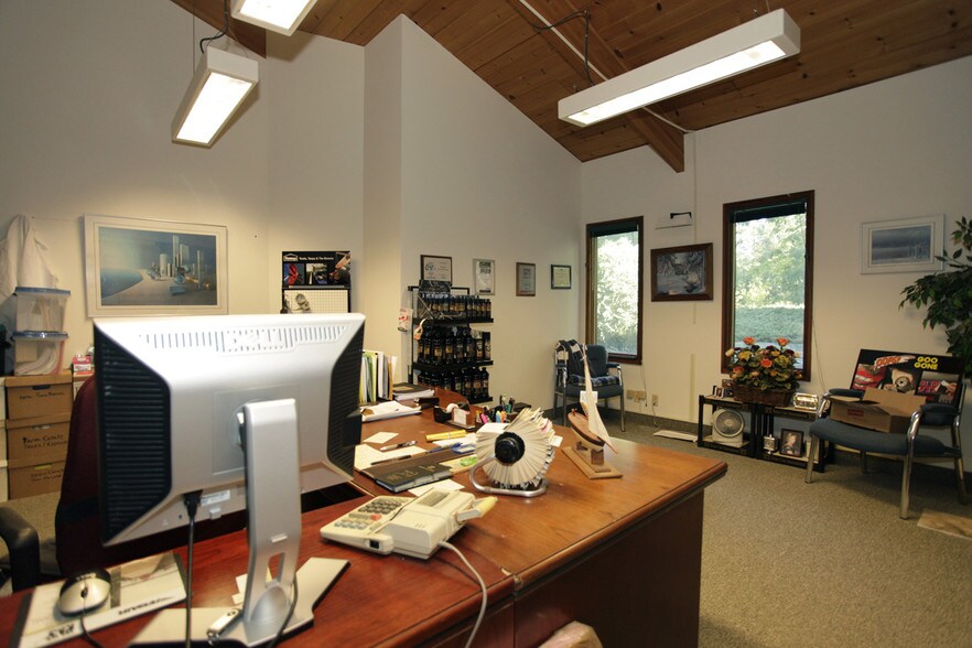 More Photos Of 3701 Shoreline Dr, Orono Coworking Space