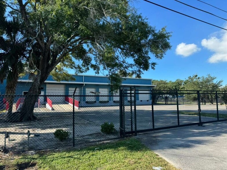 Primary Photo Of 4006 W Crest Ave, Tampa Industrial For Lease