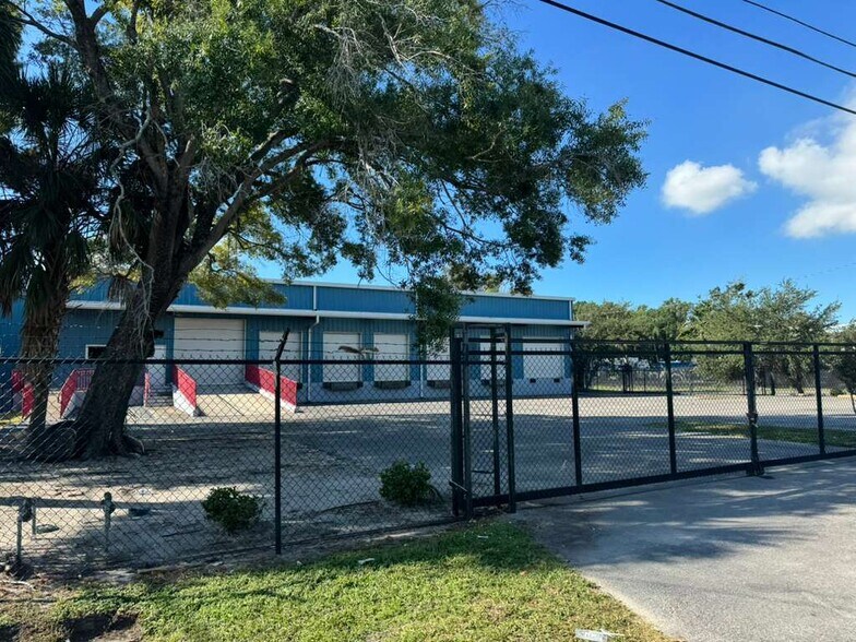 More Photos Of 4006 W Crest Ave, Tampa Industrial For Lease