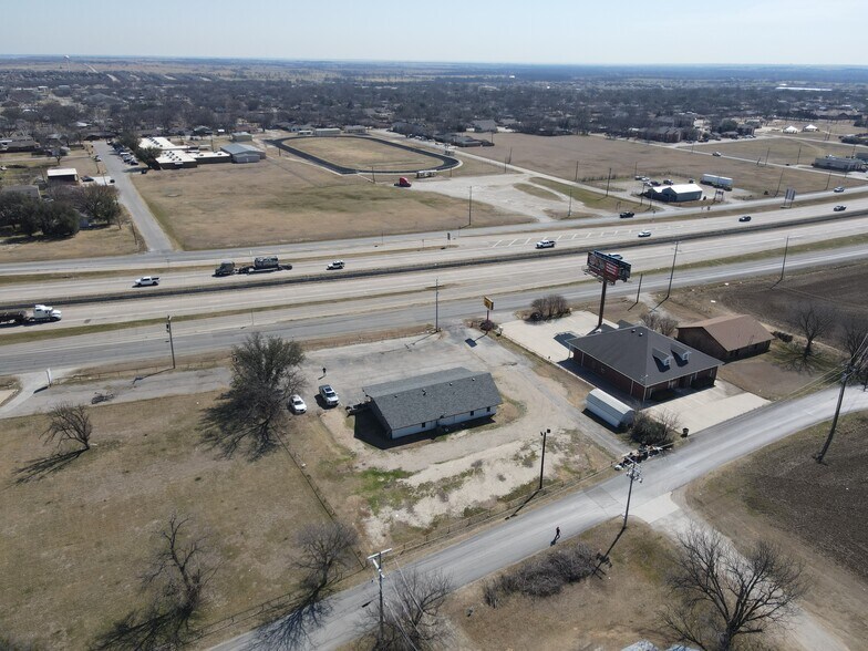 More Photos Of 103 S Stemmons St, Sanger Office For Lease
