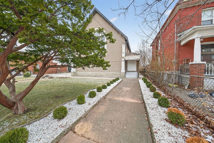 More Photos Of 50 Earl St, Hamilton Daycare Center For Sale