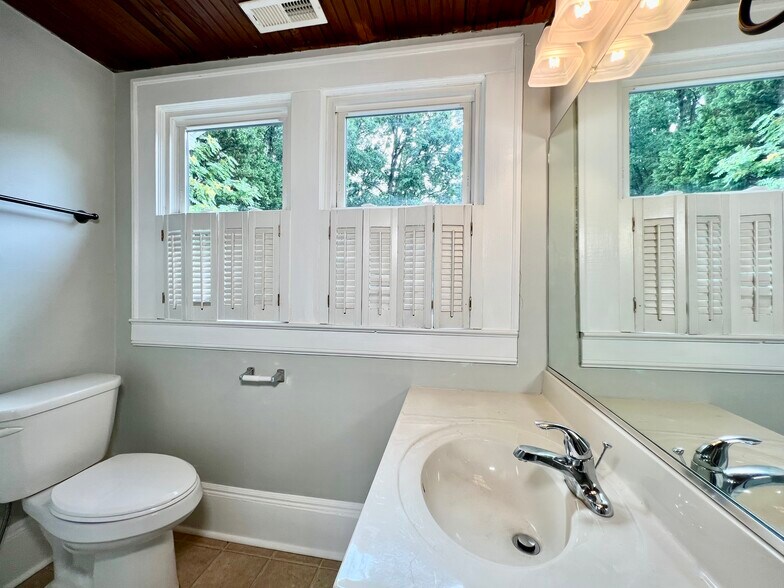 More Photos Of 2546 Reynolda Rd, Winston-Salem Medical For Lease