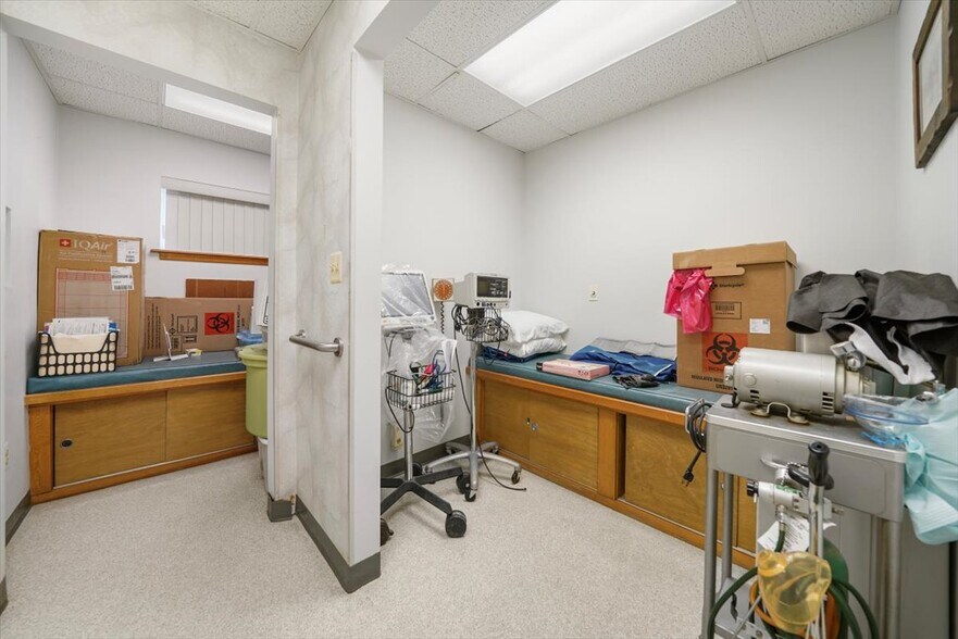 More Photos Of 468 Gidney Ave, Newburgh Medical For Sale