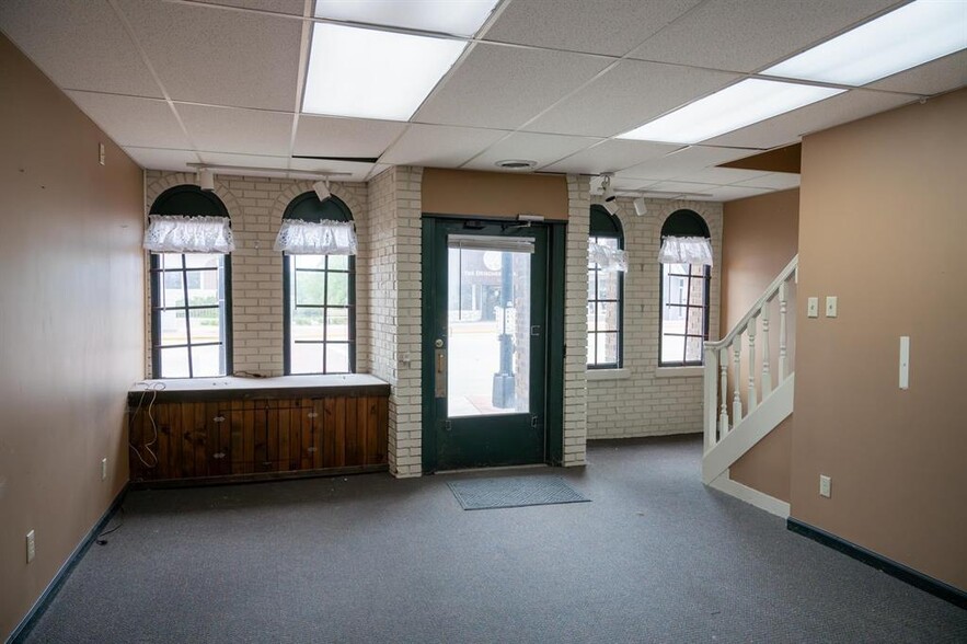 More Photos Of 102 W State St, Mauston Office For Sale