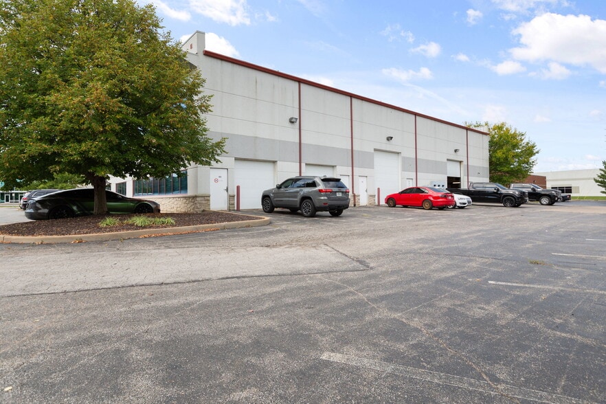 More Photos Of 17813 Edison Ave, Chesterfield Showroom For Lease