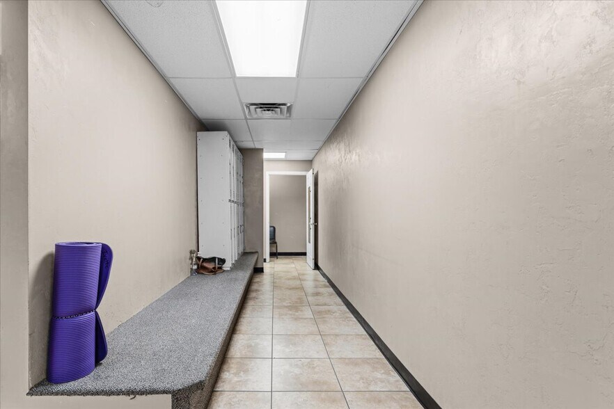 More Photos Of 15043 Main St, Alachua Showroom For Sale