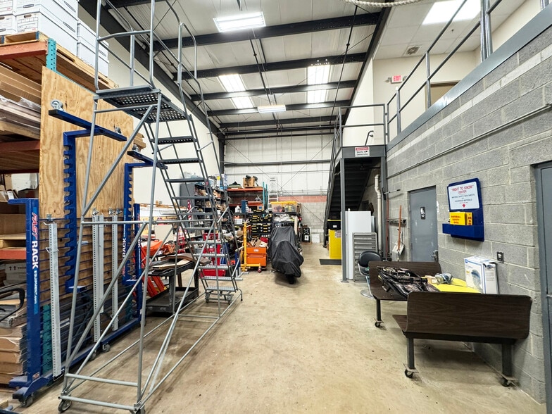 More Photos Of 21530 Blackwood Ct, Sterling Warehouse For Lease