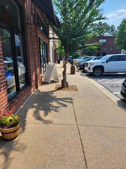 More Photos Of 650 Henderson Dr, Cartersville General Retail For Lease