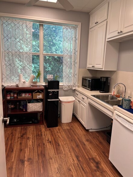 More Photos Of 921 Lakeview Blvd, New Braunfels Medical For Lease