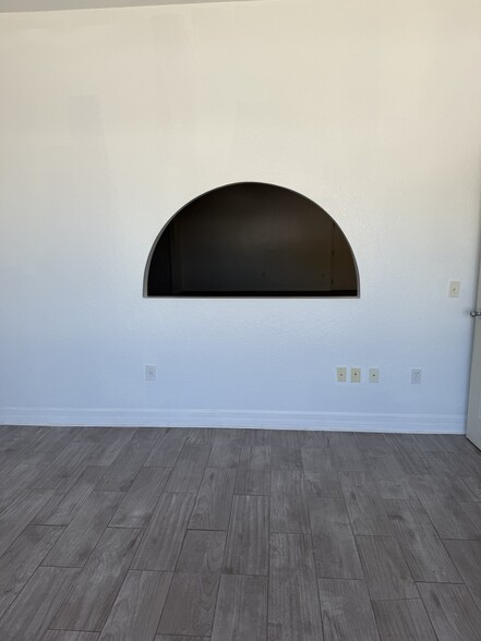 More Photos Of 4751 E Moody Blvd, Bunnell Showroom For Lease