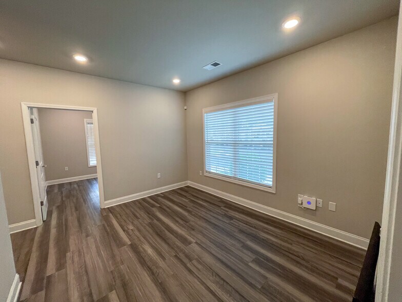 More Photos Of 132 Broadbent Way, Anderson Medical For Sale