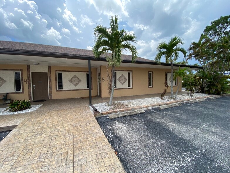 Primary Photo Of 12820 Kenwood Ln, Fort Myers Medical For Lease