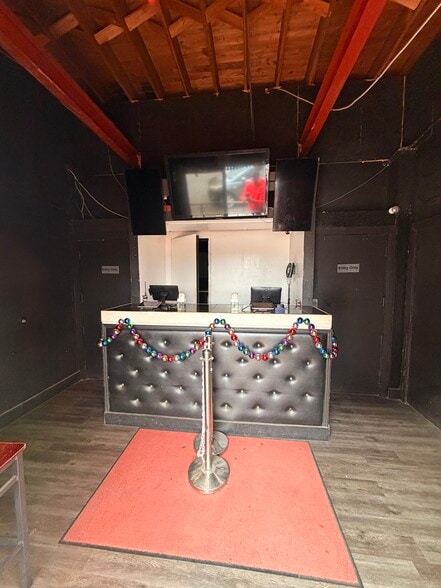 More Photos Of 330 W Hargett St, Raleigh Bar For Lease