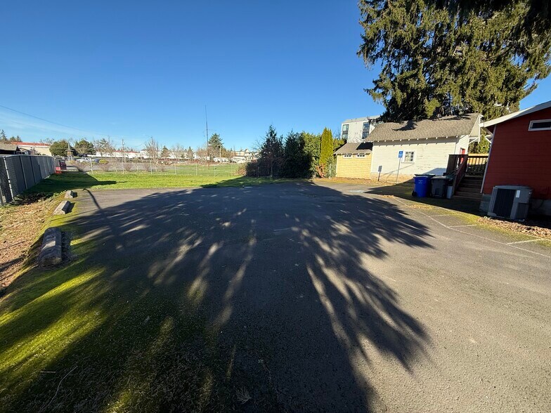 More Photos Of 323 W Powell Blvd, Gresham Freestanding For Lease