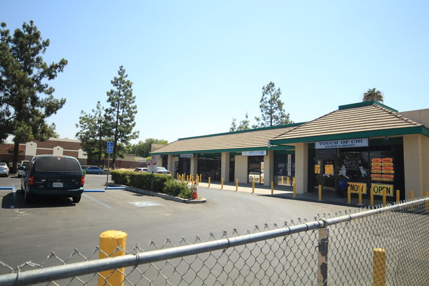 More Photos Of 4601-4619 Wilson Rd, Bakersfield Storefront For Lease