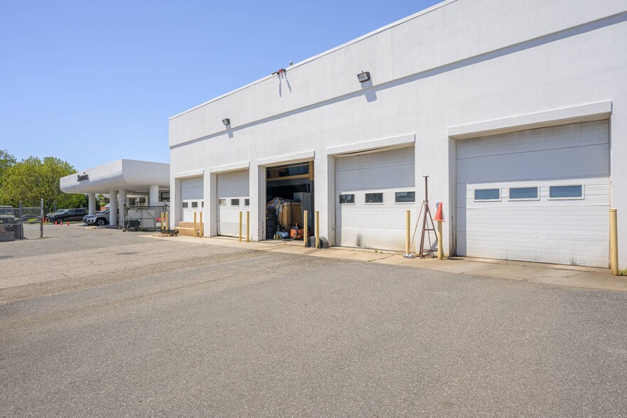 More Photos Of 691 County Road 39A, Southampton Auto Dealership For Lease