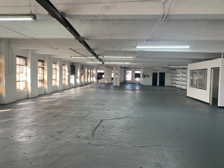 More Photos Of 4410 Park Ave, Bronx Warehouse For Lease