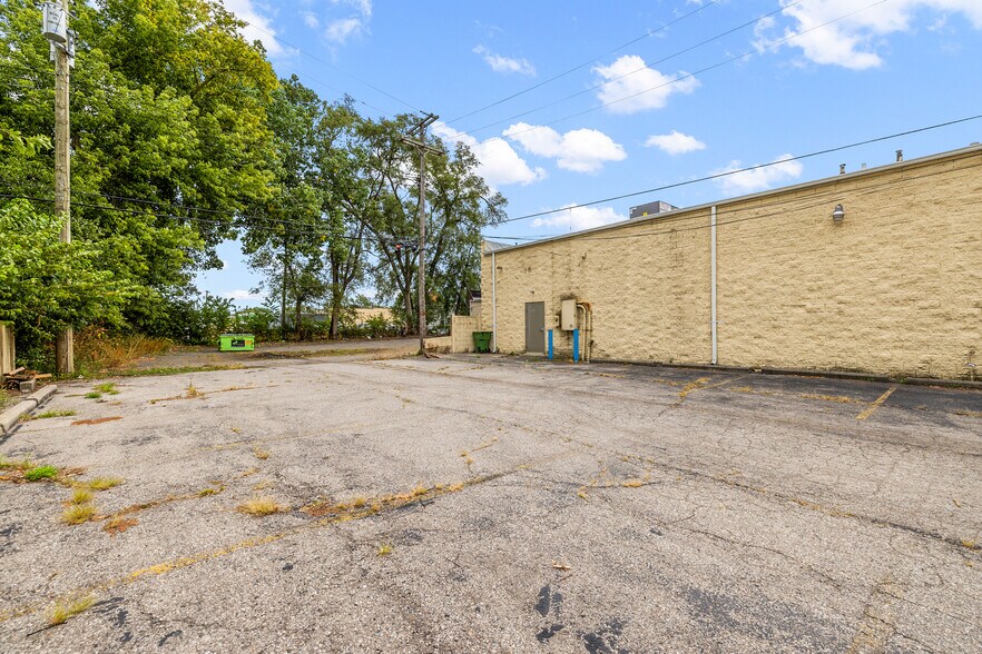 More Photos Of 10840-10850 W 9 Mile Rd, Oak Park Freestanding For Lease