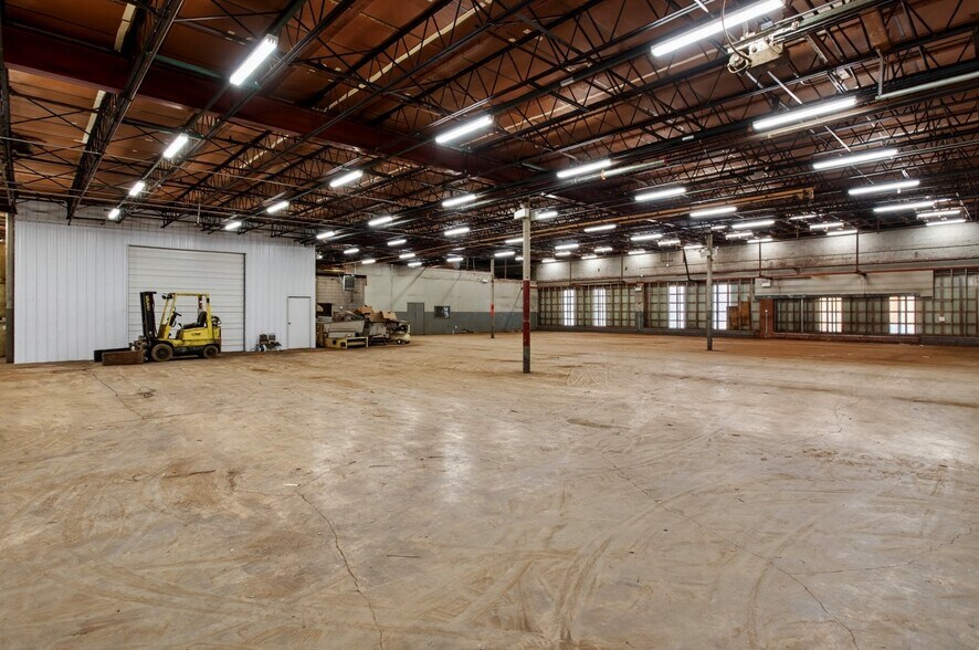 More Photos Of 820 Commerce St, Clarksville Manufacturing For Sale