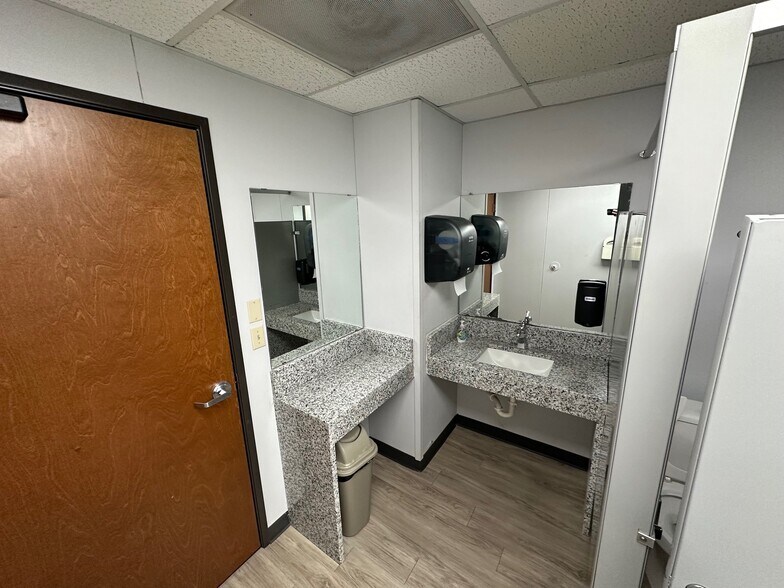 More Photos Of 1050 Post And Paddock St, Grand Prairie Loft Creative Space For Lease