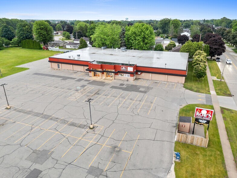 More Photos Of 2330 Menasha Ave, Manitowoc Supermarket For Sale