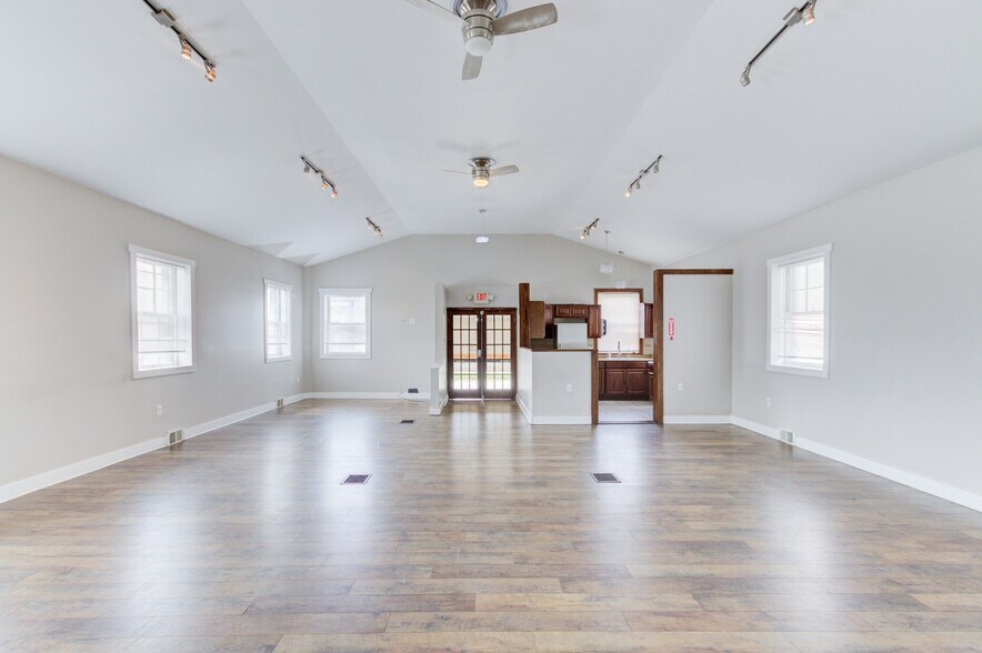 More Photos Of 2520 Rochester Rd, Royal Oak Office For Lease