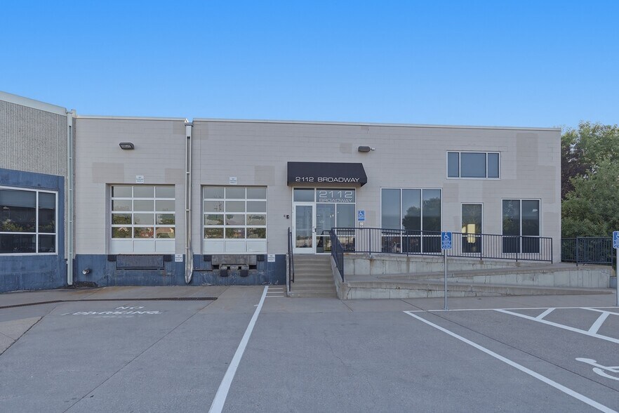 More Photos Of 2112 Broadway St NE, Minneapolis Showroom For Lease