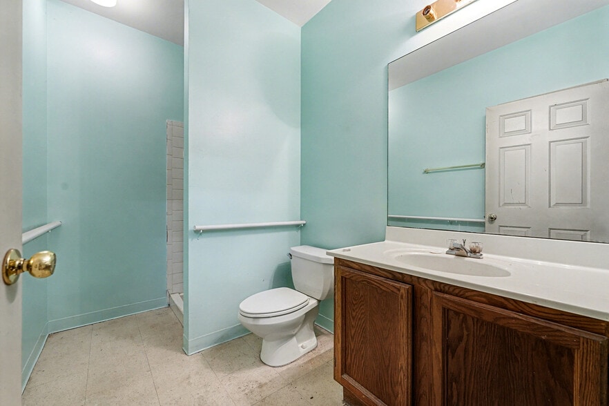 More Photos Of 670 Cambridge St, Fredericksburg Warehouse For Lease