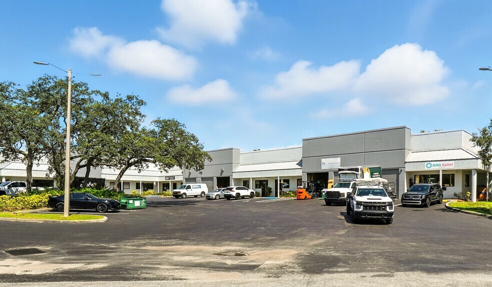 More Photos Of 5402-5468 N 56th Commerce Park Blvd, Tampa Warehouse For Lease