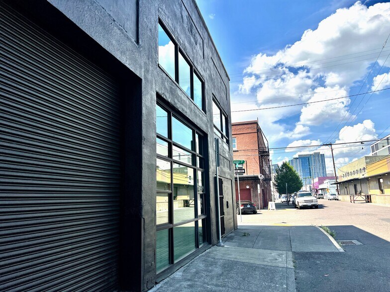 More Photos Of 222-238 SE Alder St, Portland Warehouse For Lease