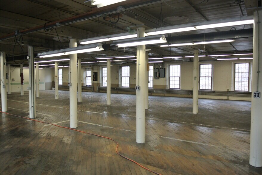More Photos Of 37 Greenwoods Rd, New Hartford Manufacturing For Lease