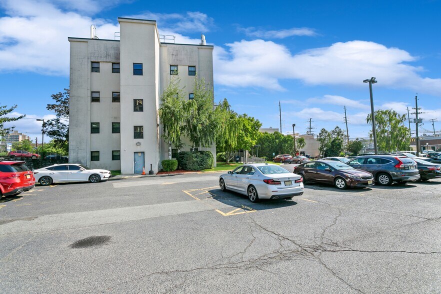 More Photos Of 211 Essex St, Hackensack Medical For Lease