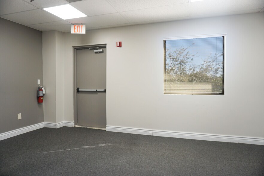 More Photos Of 2405-2425 N University Dr, Coral Springs Loft Creative Space For Lease