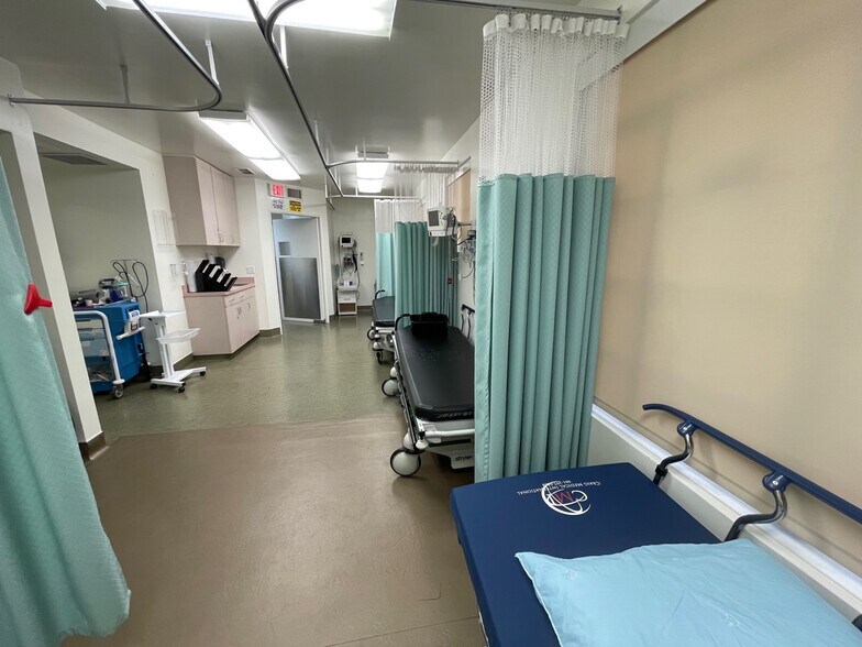 More Photos Of 10866 Riverside Dr, North Hollywood Hospital For Lease