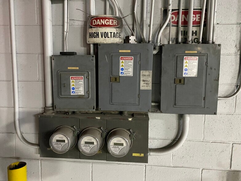 More Photos Of 1416 Meyer Ave, Evansville Distribution For Lease