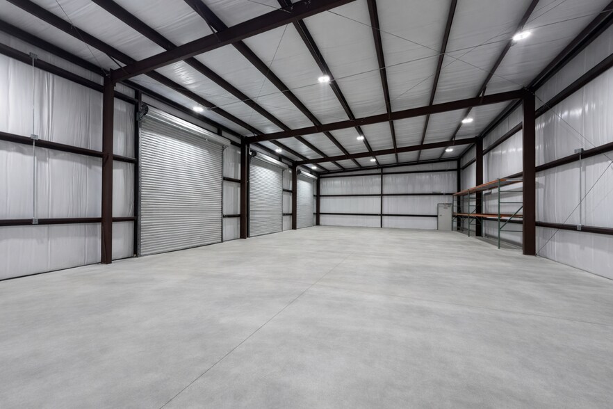 More Photos Of 1922 Tampa East Blvd, Tampa Warehouse For Lease