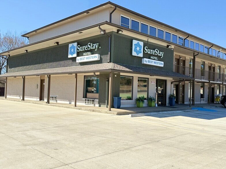 Primary Photo Of 200 The Mall Way, Jasper Hotel For Sale