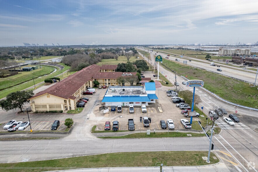 More Photos Of 1105 Highway 146, La Porte General Retail For Lease