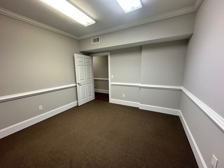 More Photos Of 327 Dahlonega St, Cumming Medical For Sale