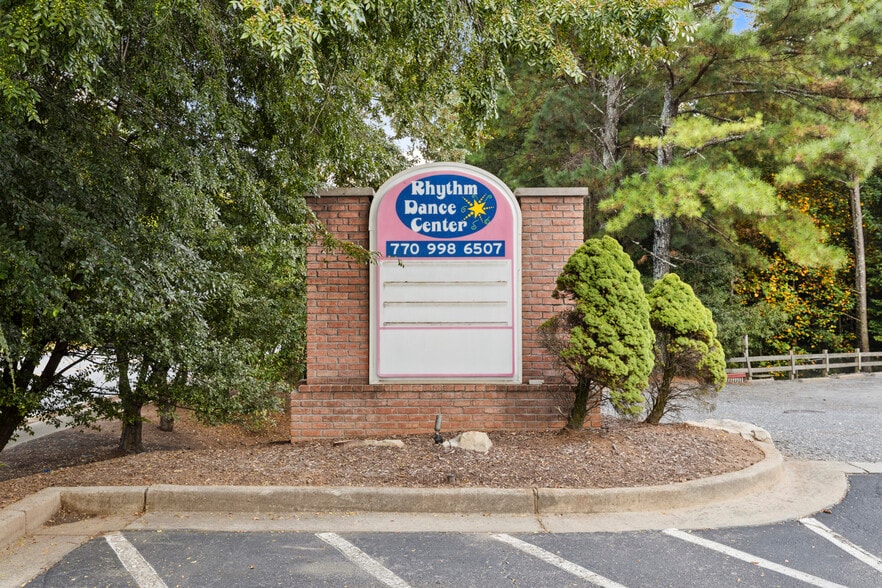 More Photos Of 3980 Shallowford Rd, Marietta Office For Sale