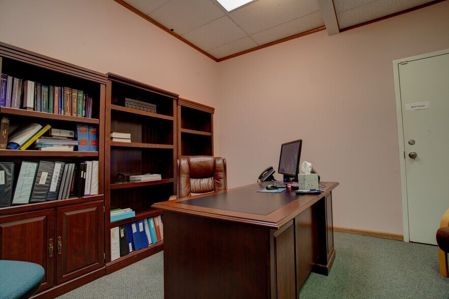 More Photos Of 2311 Wakarusa Dr, Lawrence Freestanding For Lease