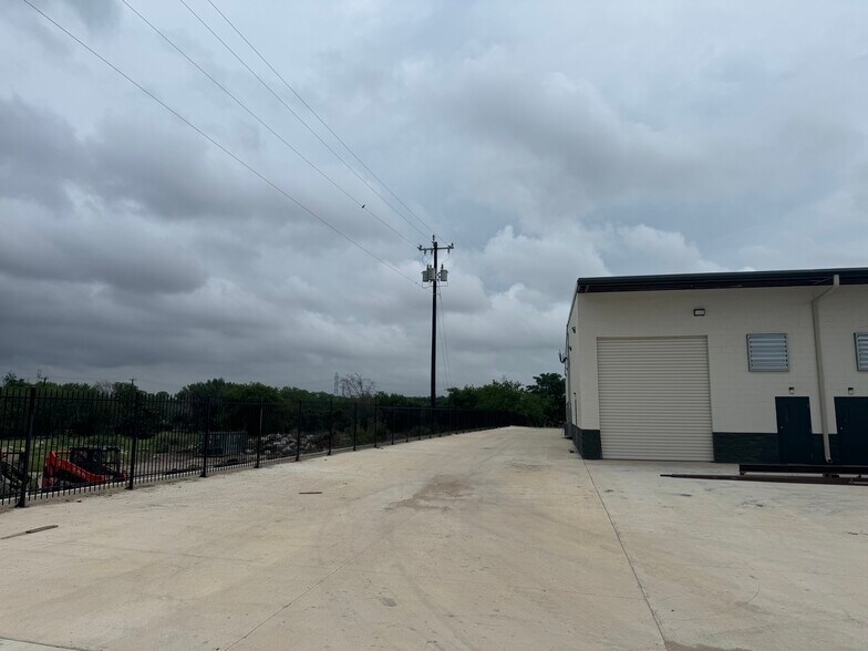 More Photos Of 11926 Rail Dr, San Antonio Unknown For Lease