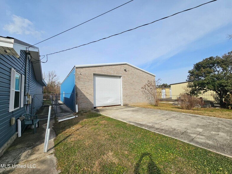 More Photos Of 2713 & 2717 15th Ave, Gulfport Light Distribution For Sale