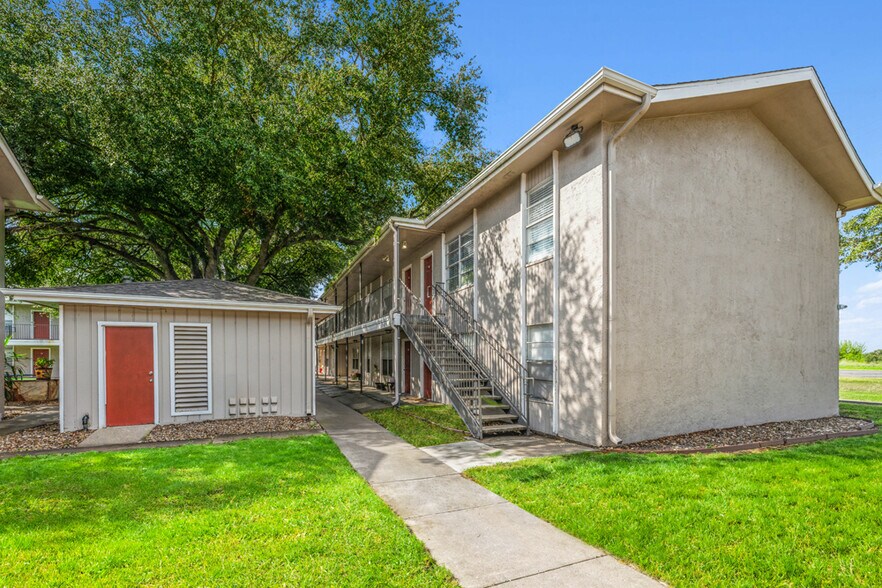 More Photos Of 2420 S 6th St, Kingsville Apartments For Sale