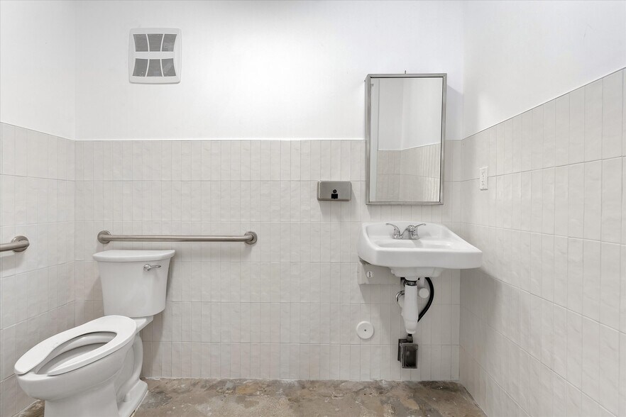More Photos Of 159 NE 54th St, Miami Freestanding For Lease