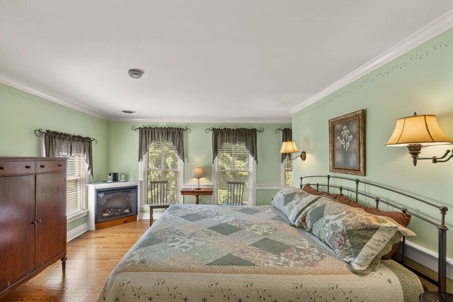 More Photos Of 40 Hospital Rd, Gettysburg Hotel For Sale