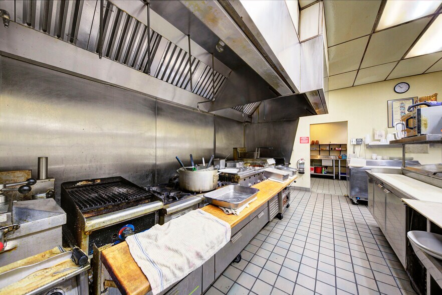 More Photos Of 1744 Biddle Ave, Wyandotte General Retail For Sale